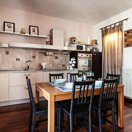 Hostly - Light And Wood Near The Tower - 100sqm, 6 Pax, 2 Bedrooms, Town Center *