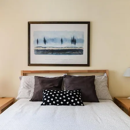 Apartment Hostly - Light And Wood Near The Tower - 100sqm, 6 Pax, 2 Bedrooms, Town Center *
