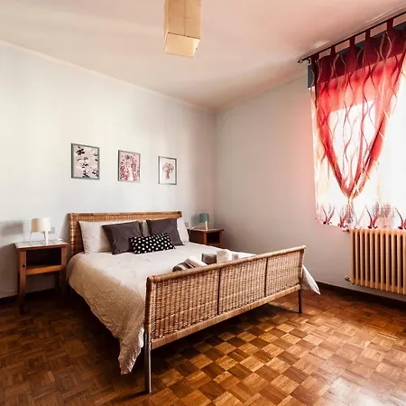 Hostly - Light And Wood Near The Tower - 100sqm, 6 Pax, 2 Bedrooms, Town Center